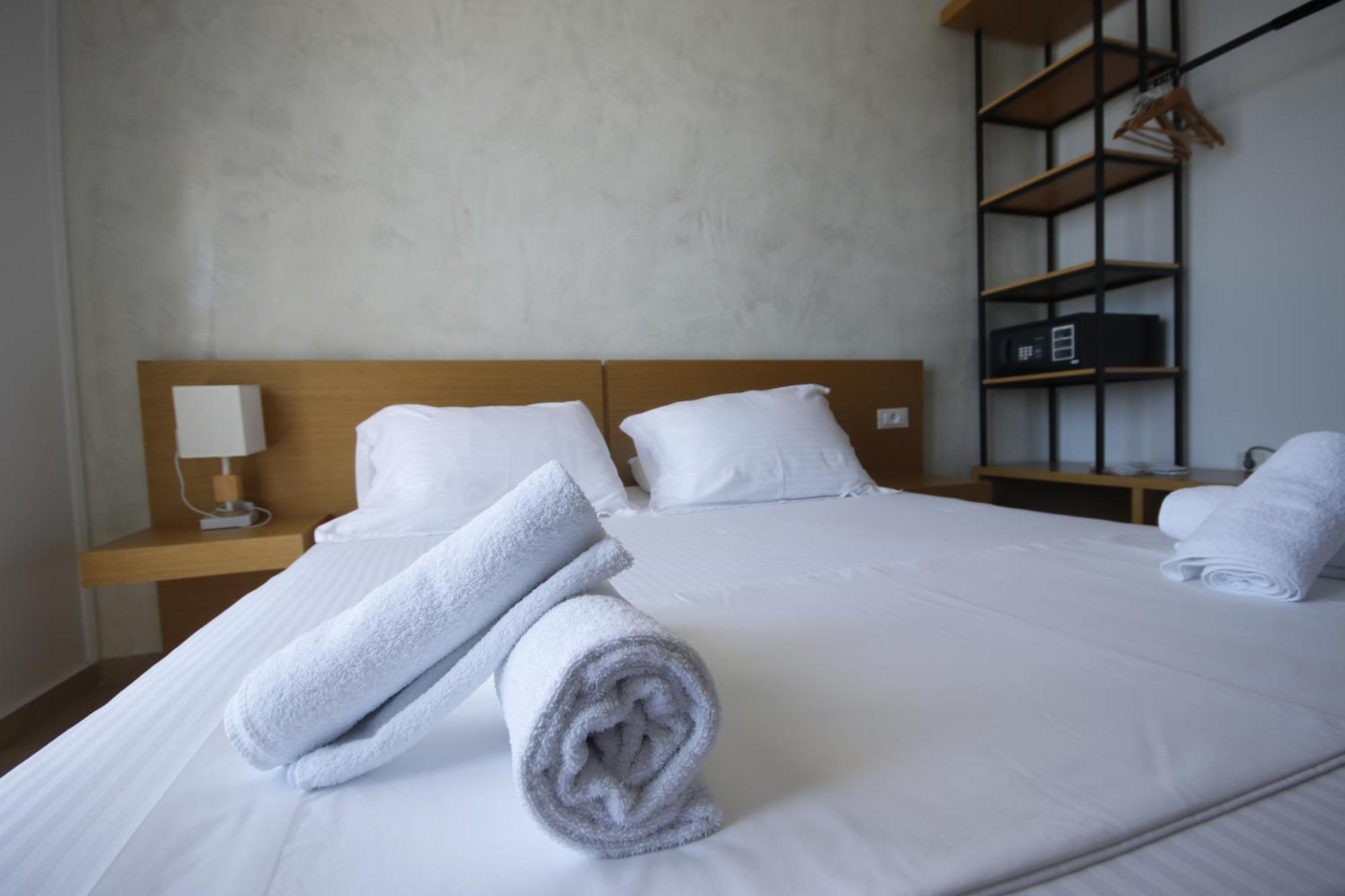 Arxontiko Hotel Himare Bagian luar foto